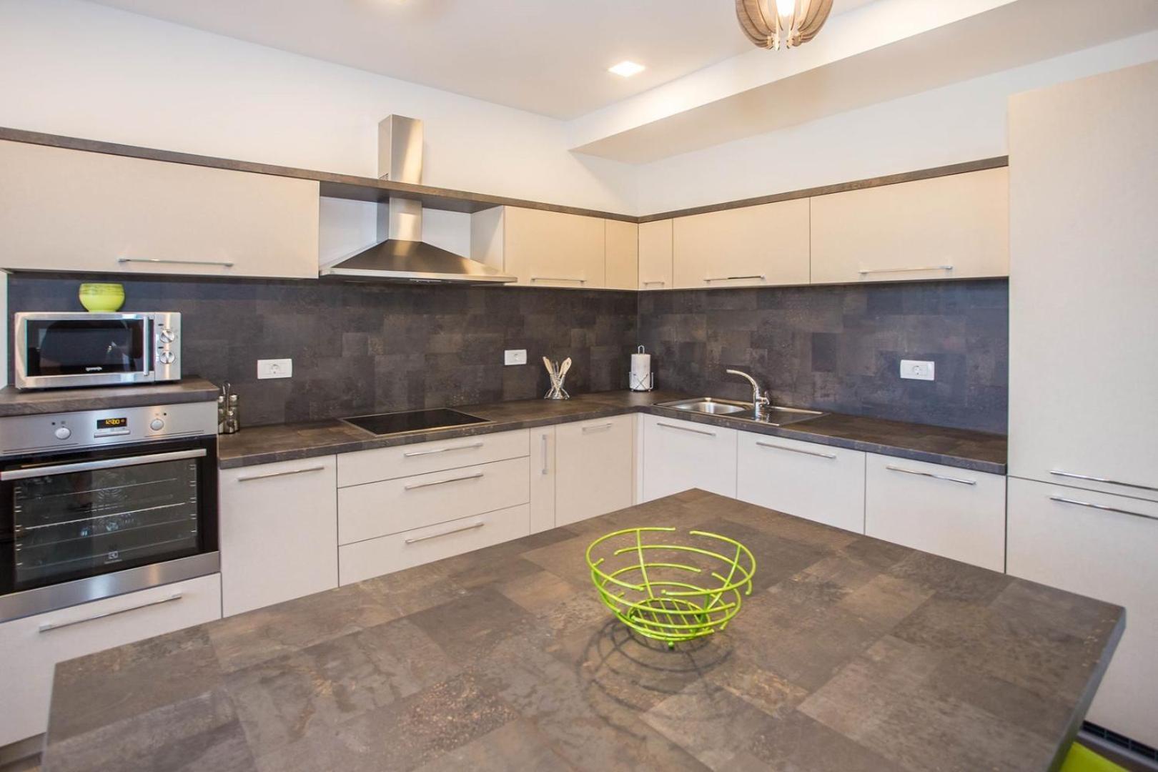 Three Bedroom Milohanic Iv Apartment *